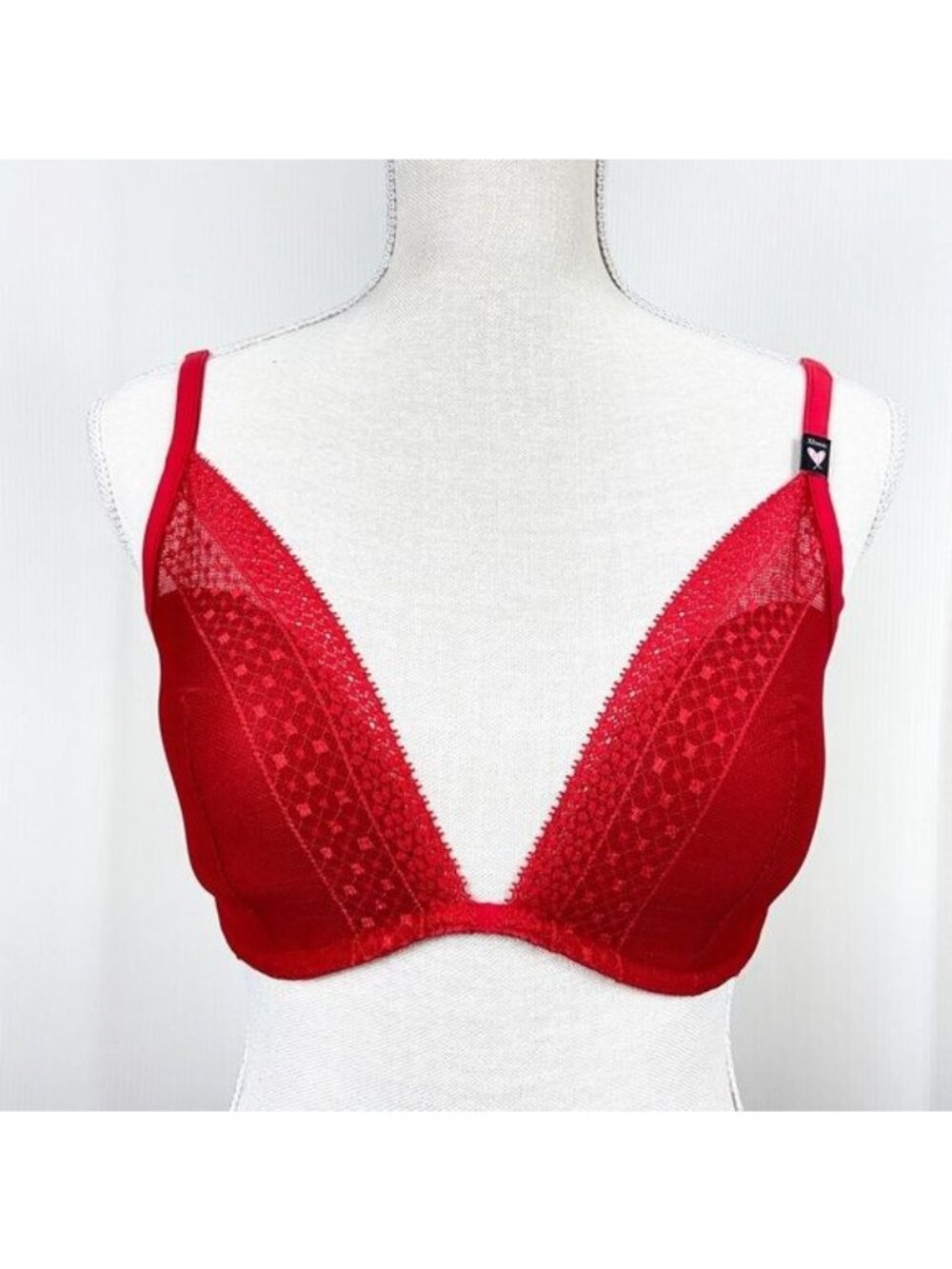Victoria’s Secret Lightly Lined Plunge Bra 32DDD Red Adjustable Straps Sheer